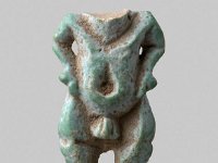 Aeg F 121  Aeg F 121, , Dritte Zwischenzeit – Spätzeit, Patäke, Blaugrüne Fayence, H 2,3 cm, B 1,2 cm, T 0,7 cm : Bestandskatalog Ägypten, Museumsfoto: Claus Cordes